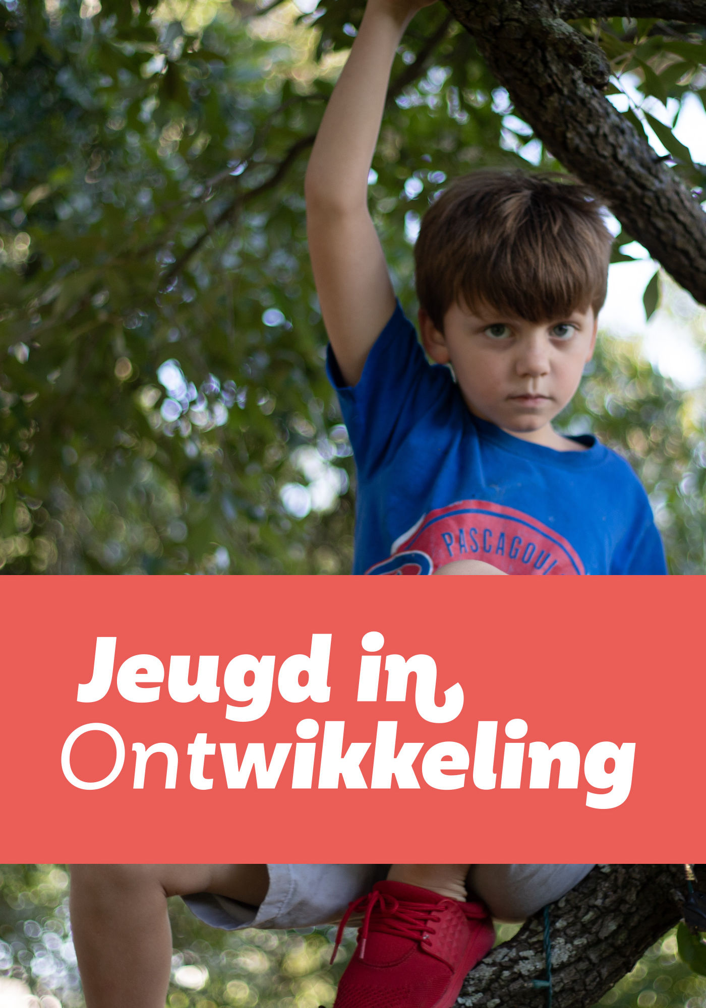 Het jaaromslag van Jeugd in Ontwikkeling 2026. De afbeelding toont een jonge jongen die buiten in een boom klimt. Hij kijkt met een serieuze, indringende blik recht in de camera.